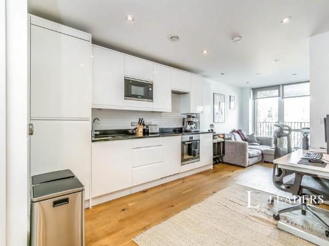 Flat for rent in London Borough of Croydon, Waddon
