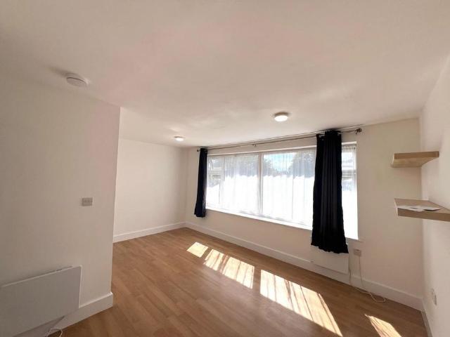 Apartment for rent in Whitton, Greater London