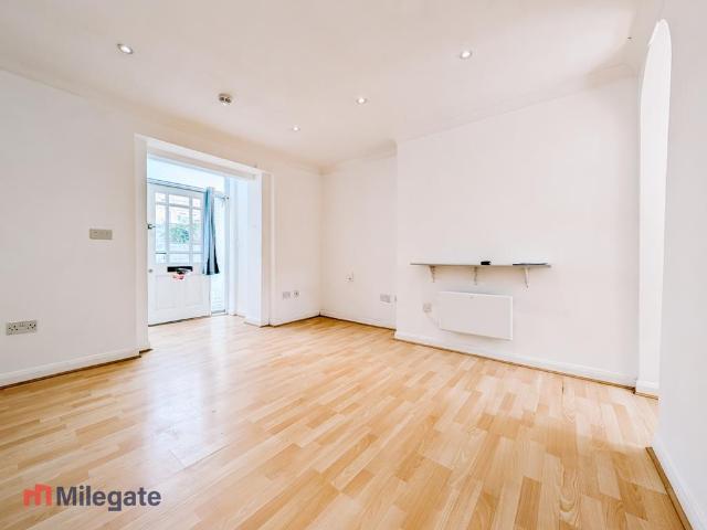 Flat for rent in London Borough of Croydon, Greater London