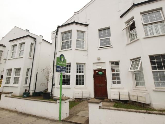 Flat for rent in London Borough of Merton, Collier's Wood