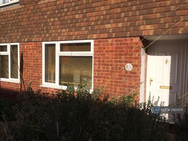 Flat for rent in Southborough, Sandown Park