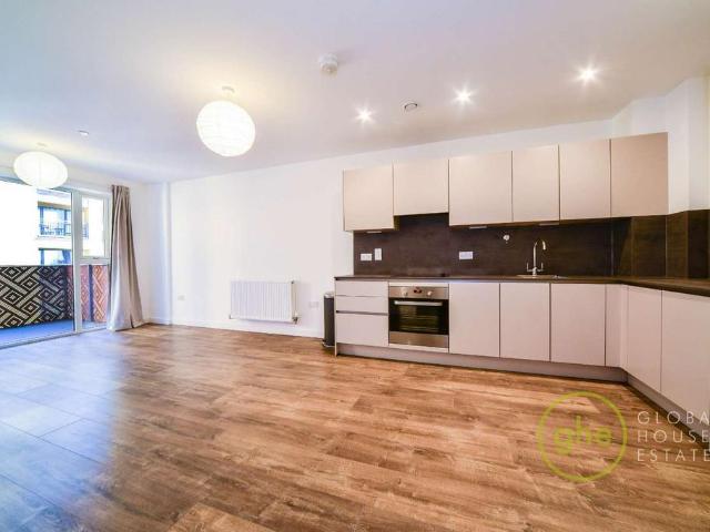 Flat for rent in London Borough of Ealing, Greater London