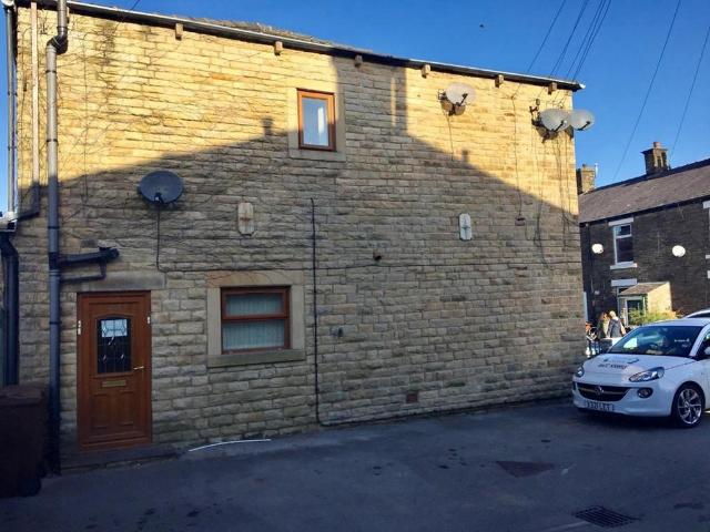 Flat for rent in Whitfield, Charlesworth