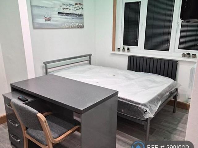 Flat for rent in Hyde Park, West Yorkshire