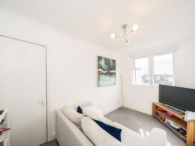 Apartment for rent in Furzedown, Greater London
