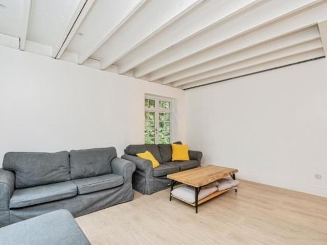 Apartment for rent in Lightwater, Surrey Heath