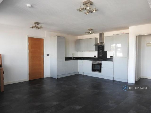 Flat for rent in London Borough of Croydon, Waddon