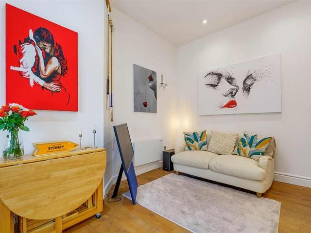 Apartment for rent in Walham Green, Greater London