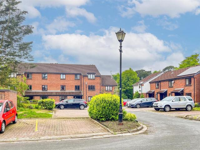 Flat for rent in Cliff Hill, Green Close