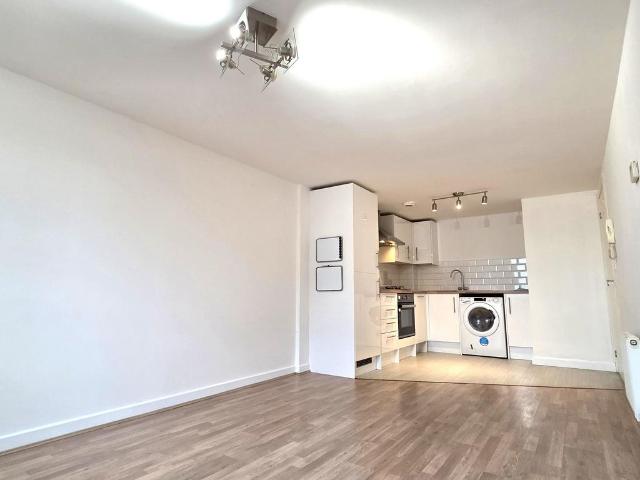 Flat for rent in Watford Heath, North Watford