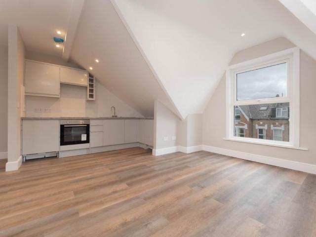 Flat for rent in London Borough of Croydon, Cat Hill