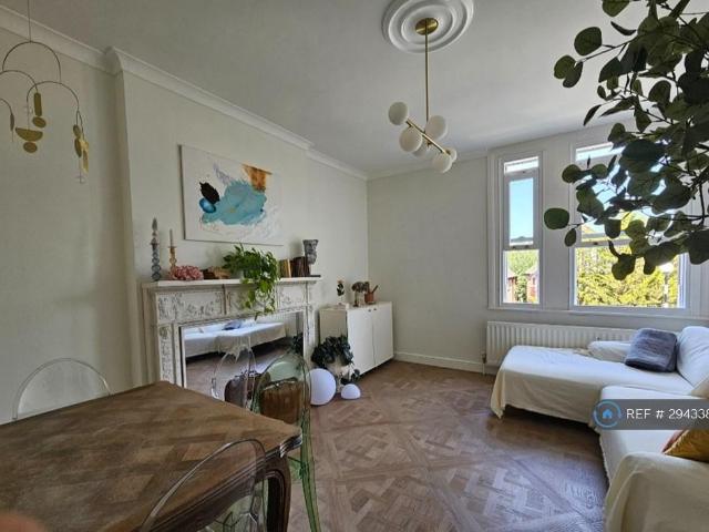 Flat for rent in London Borough of Ealing, Greater London
