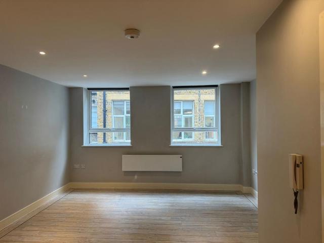 Flat for rent in London Borough of Lewisham, Cat Hill