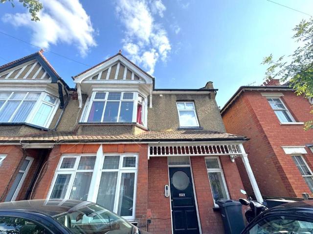 Flat for rent in Wealdstone, Greater London