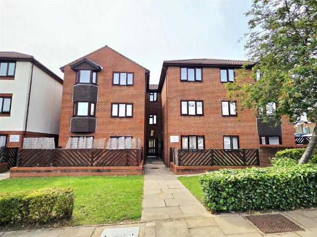 Flat for rent in London Borough of Ealing, Greater London