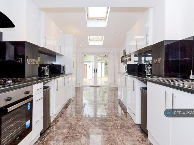 Flat for rent in Shaw, West Berkshire