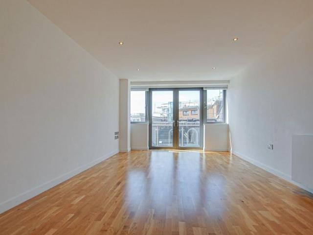 Apartment for rent in Rosehill, Greater London
