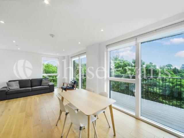 Flat for rent in London Borough of Ealing, Isle Of Man
