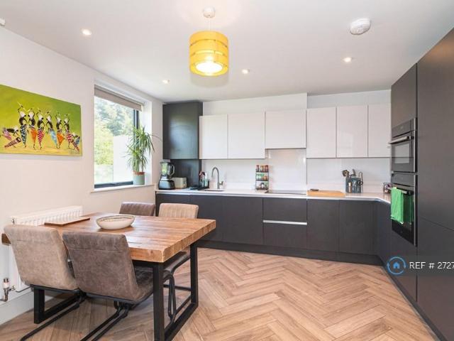 Flat for rent in London Borough of Merton, Greater London
