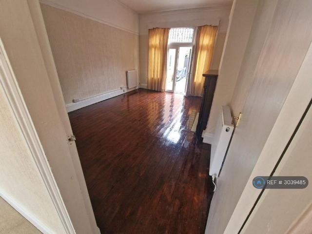 Apartment for rent in Abbey End, Green Close