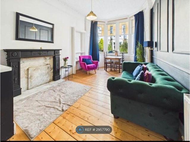 Apartment for rent in Shawmoss, Langside