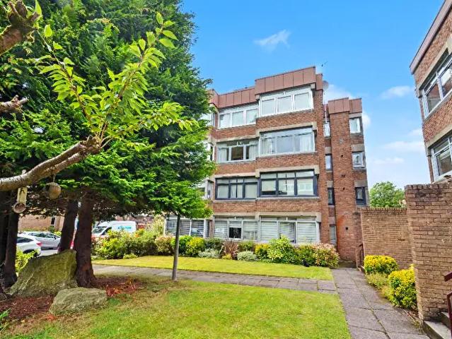 Apartment for rent in Shawmoss, Langside