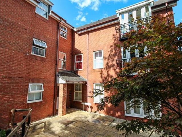 Apartment for rent in Woodloes Park, Green Close