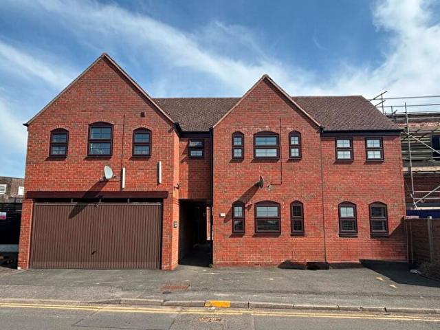 Apartment for rent in Abbey End, Green Close