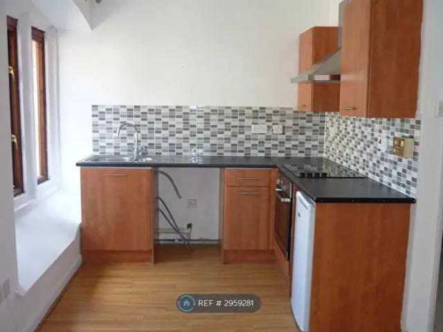 Apartment for rent in Faerdre, Clydach