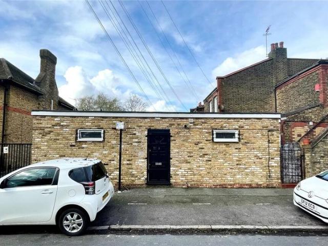 Apartment for rent in Higham Hill, Highams Park
