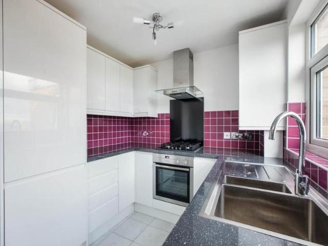 Apartment for rent in Wallington, Woodcote Green