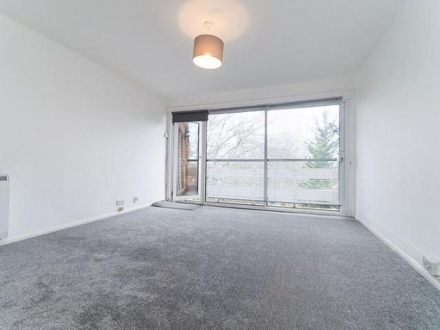 Apartment for rent in Wallington, Woodcote Green