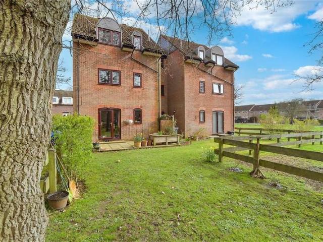 Flat for sale in Fole, Surrey