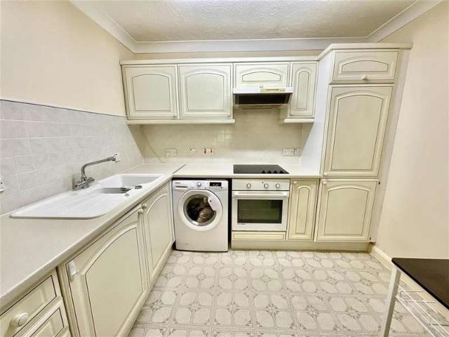 Flat for sale in Red Hill, Surrey