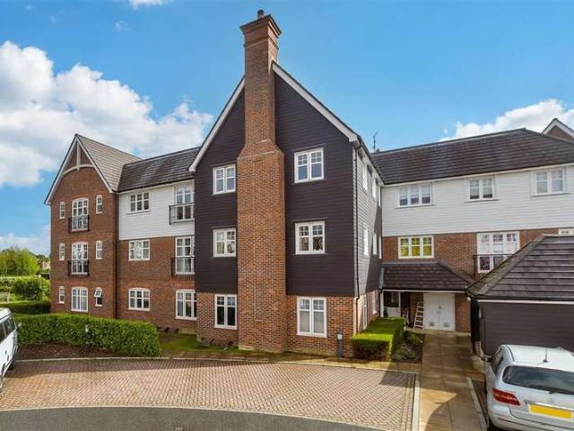 Flat for sale in Horsham, West Sussex