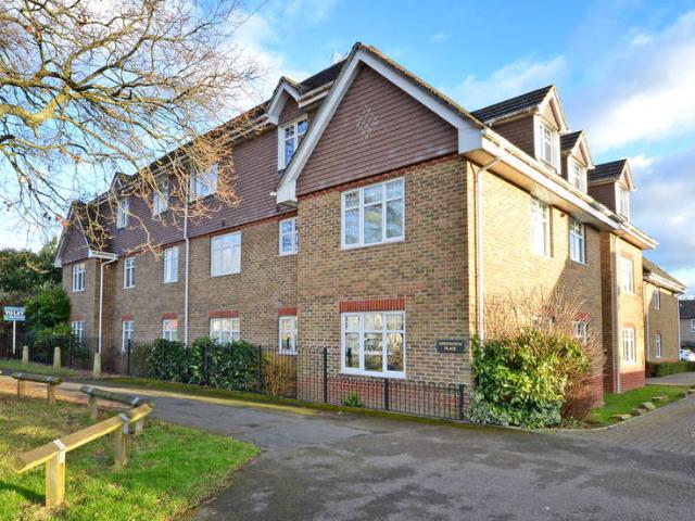Flat for sale in Heol-las, Surrey