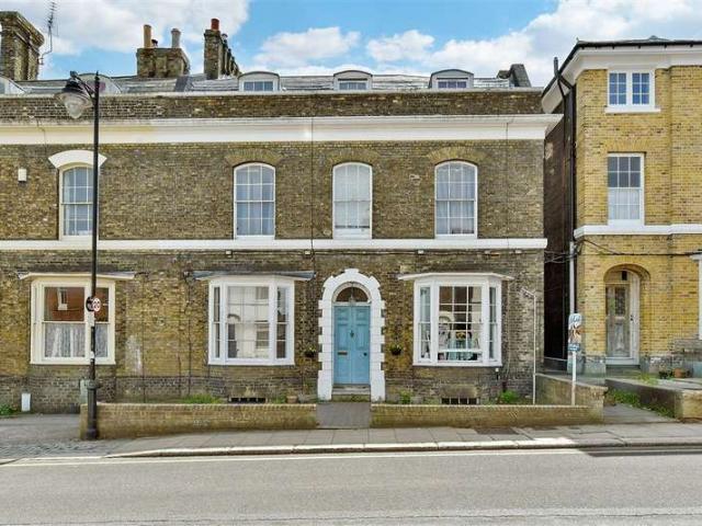 Flat for sale in Oad Street, Kent
