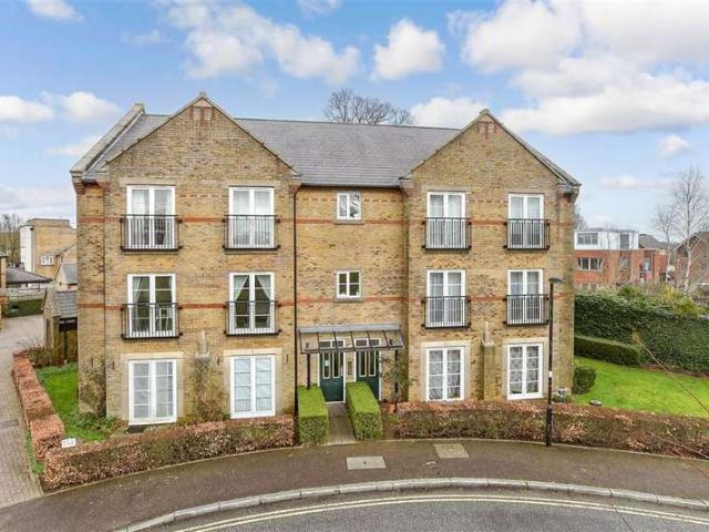 Flat for sale in Caterham on the Hill, Hillview