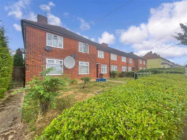Flat for sale in Hainault, Greater London