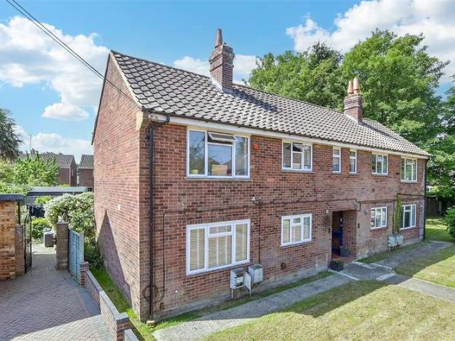 Flat for sale in Capel, Sandown Park