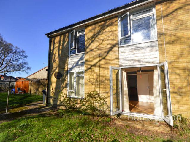 Flat for sale in Holdenhurst, Bournemouth