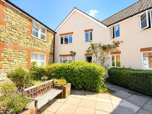 Flat for sale in Bruton, Somerset