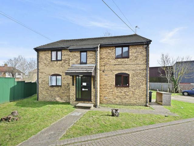 Flat for sale in Harrow Weald, Greater London