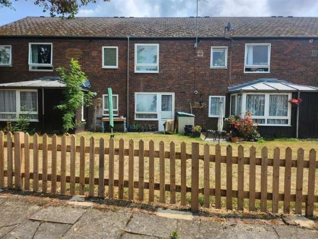 Flat for sale in Yiewsley, Isle Of Man