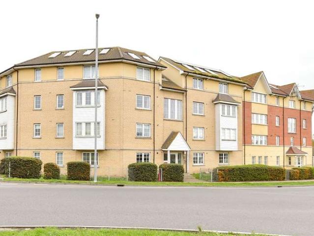Flat for sale in Vange, Essex