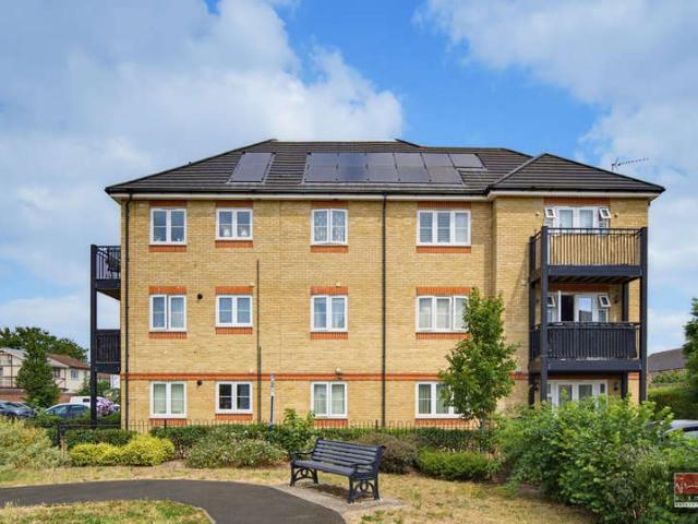 Flat for sale in West Bedfont, Lower Halliford