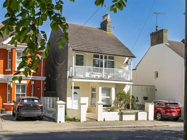 Flat for sale in West Worthing, Worthing