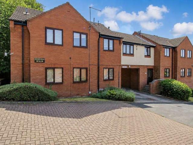Flat for sale in Wrenthorpe, West Yorkshire