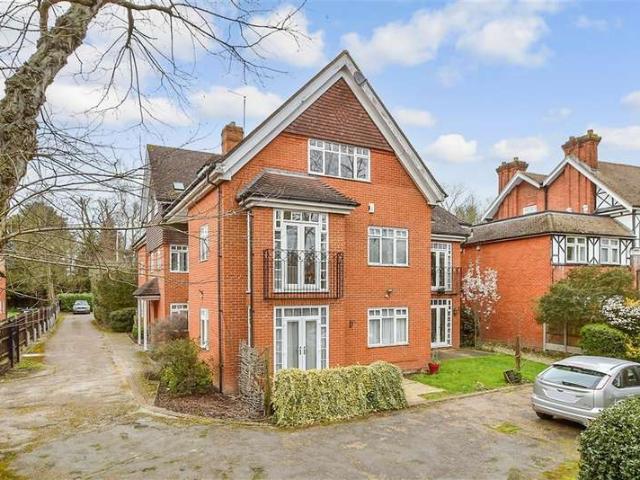 Flat for sale in Gidea Park, Greater London