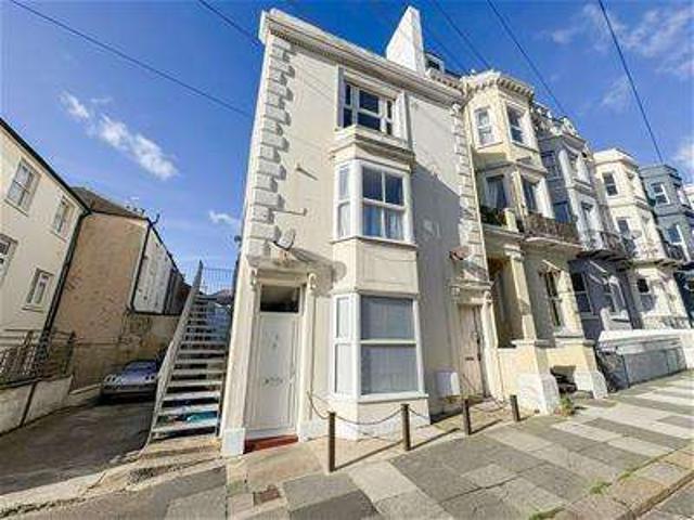 Flat for sale in Bohemia, Guestling Green